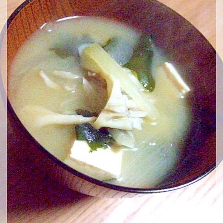 豆腐・まいたけ・玉ねぎ・わかめの味噌汁